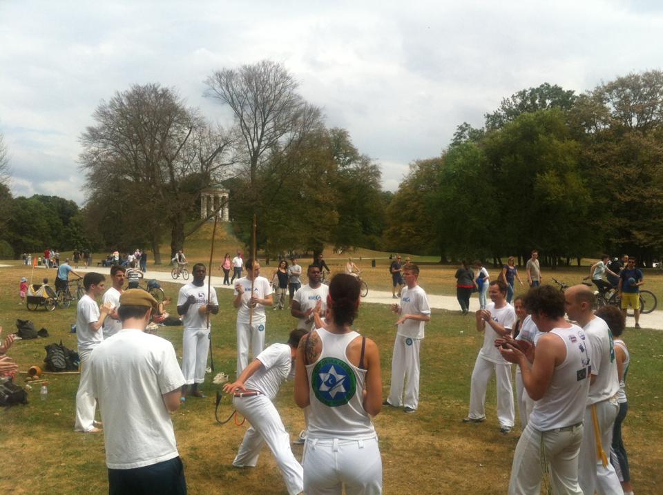 Capoeira Training Im Englischen Garten In Munchen Capoeira Ibeca Munchen Und Penzberg